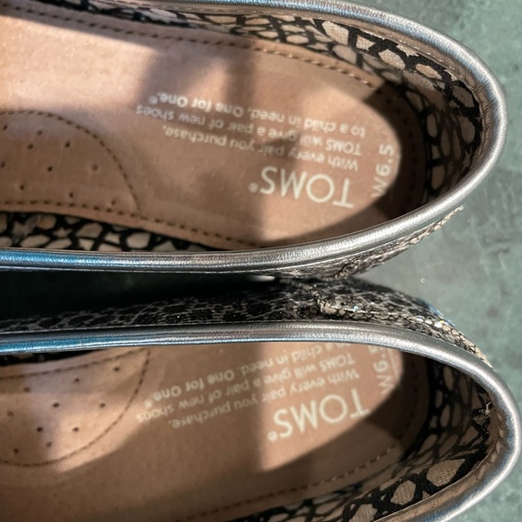 TOMS Print Slip-On Shoes - Picture 5 of 8